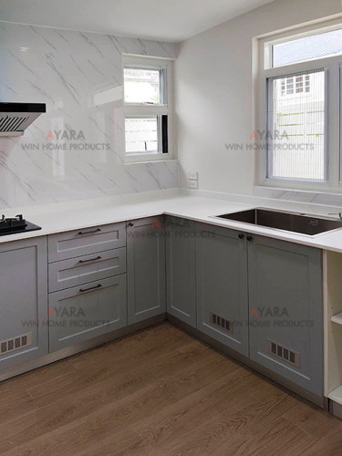 ชุดครัว Built-in โครงซีเมนต์บอร์ด หน้าบาน PVC สีเทาลายไม้ ยกขอบ