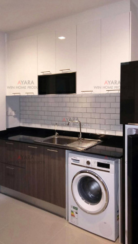 ชุดครัว Built-in ตู้ล่าง โครงซีเมนต์บอร์ด หน้าบาน Laminate สี Bleached Legno + Acrylic สีขาวนวล