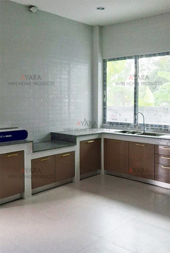 ชุดครัว Built-in โครงซีเมนต์บอร์ด หน้าบาน Laminate สีครีมเงา