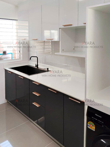 ชุดครัว Built-in โครงซีเมนต์บอร์ด หน้าบาน Laminate สีเทาเงา + ขาวเงา 