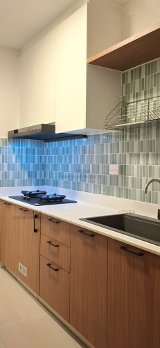 ชุดครัว Built-in โครงซีเมนต์บอร์ด หน้าบาน Laminate สีลายไม้ + ขาว - ม.อณาสิริ 1