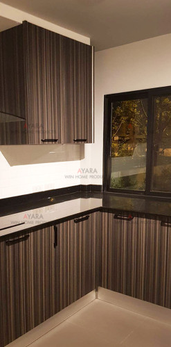 ชุดครัว Built-in ตู้ล่าง โครงซีเมนต์บอร์ด หน้าบาน Laminate สี Ebony Ribbonwood ลายไม้