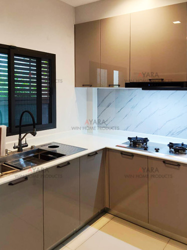 ชุดครัว Built-in โครงซีเมนต์บอร์ด หน้าบาน Hi Gloss สีน้ำตาลอ่อนเงา - ม.Bangkok Boulevard