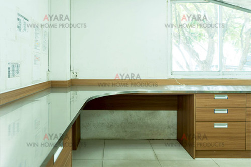 โต๊ะทำงาน Built-in โครงและหน้าบาน HMR กันชื้น เคลือบ Melamine สีลายไม้ 3