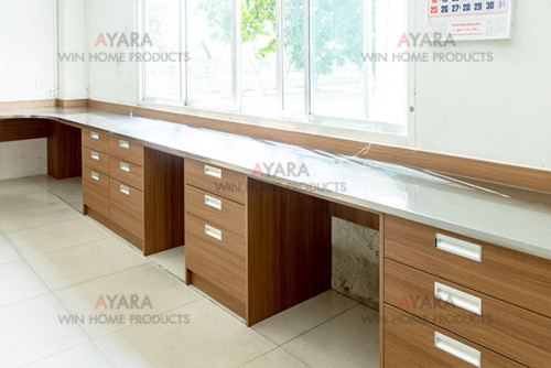 โต๊ะทำงาน Built-in โครงและหน้าบาน HMR กันชื้น เคลือบ Melamine สีลายไม้ 1