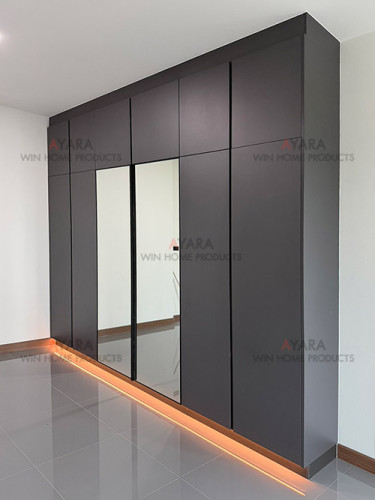 ตู้เสื้อผ้า Built-in โครง HMR กันชื้น เคลือบ Melamine สีเทาเข้ม 