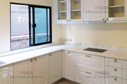 ชุดครัว Built-in ตู้ล่าง โครงซีเมนต์บอร์ด  หน้าบาน PVC สีขาวเงา เซาะร่อง