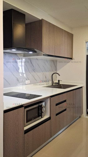 ชุดครัว Built-in โครงซีเมนต์บอร์ด หน้าบาน Melamine สี Textural Siamea ลายไม้