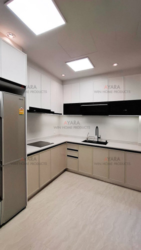 ชุดครัว Built-in โครงซีเมนต์บอร์ด หน้าบาน Laminate สีครีม ยกขอบ + PVC สีขาว ยกขอบ