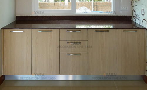 ชุดครัว Built-in ตู้ล่าง โครงซีเมนต์บอร์ด หน้าบาน Laminate สี Vicuna Graceful Oak ลายไม้แนวตั้ง