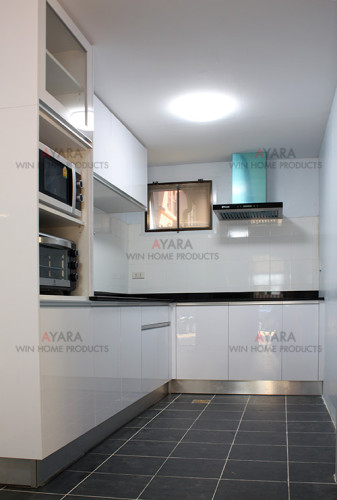 ชุดครัว Built-in ตู้ล่าง โครงซีเมนต์บอร์ด หน้าบาน Acrylic สีขาวสว่าง