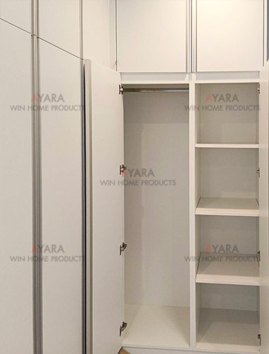 ตู้เสื้อผ้า Built-in โครงตู้และหน้าบานปาติเกิล กันชื้น เคลือบ Melamine สีขาวด้าน 5