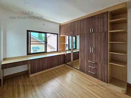 ตู้เสื้อผ้า Built-in โครงปาติเกิล กันชื้น เคลือบ Melamine สี Brown Oak + Absolute Walnut