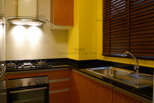 ชุดครัว Built-in ตู้ล่างโครงซีเมนต์บอร์ด หน้าบาน Laminate สี Rattan Cane ลายไม้แนวตั้ง