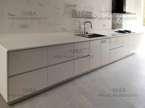 ชุดครัว Built-in โครงซีเมนต์บอร์ด หน้าบาน Hi Gloss สีเทาอ่อนเงา