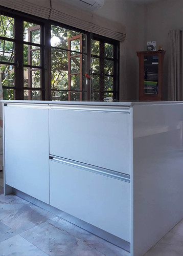 ชุดครัว Built-in ตู้ล่าง โครงซีเมนต์บอร์ด หน้าบาน Hi Gloss สีขาว 4