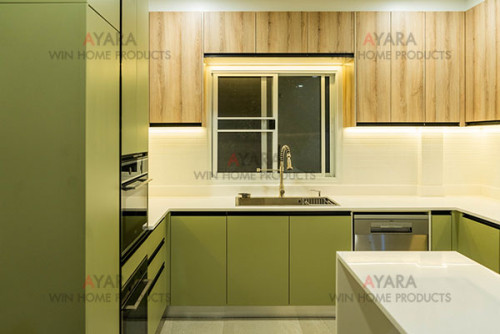 ชุดครัว Built-in โครงซีเมนต์บอร์ด หน้าบาน Hi Gloss สีเขียวด้าน + PVC ลายไม้