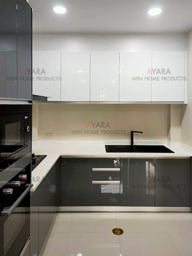 ชุดครัว Built-in โครงซีเมนต์บอร์ด หน้าบาน Hi Gloss สีเทาเงา + ขาวเงา - ม.Perfect Place 2