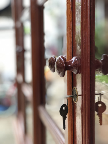 ตู้โชว์ไม้มะค่าเนื้อไม้ทั้งตัว (รวมด้านหลังตู้ด้วย)  ขนาด w200*d52*h203 ซม. 1