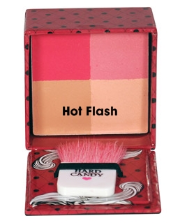 Hard Candy Fox in a Box --- Hot  Flash เพิ่มสีสันให้พวงแก้มอย่างลงตัวพร้อมแปรงอันเล็ก