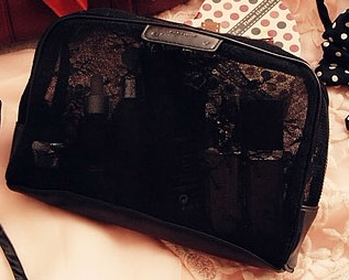 Givenchy Black Lace Cosmetic Bag กระเป๋าเครื่องสำอางลายผ้าลูกไม้สีดำ