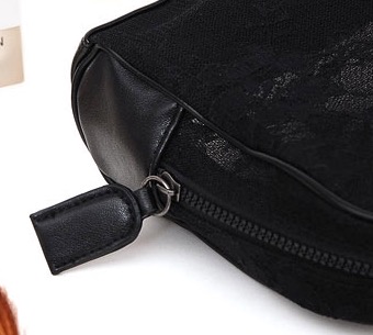 Givenchy Black Lace Cosmetic Bag กระเป๋าเครื่องสำอางลายผ้าลูกไม้สีดำ 3