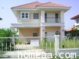 บ้านเดี่ยว 2 ชั้น หมู่บ้านศรีกาญจน์พาร์ควิว  ถ.สรงประภา เนื้อที่  90 ตร.วา พร้อมอยู่