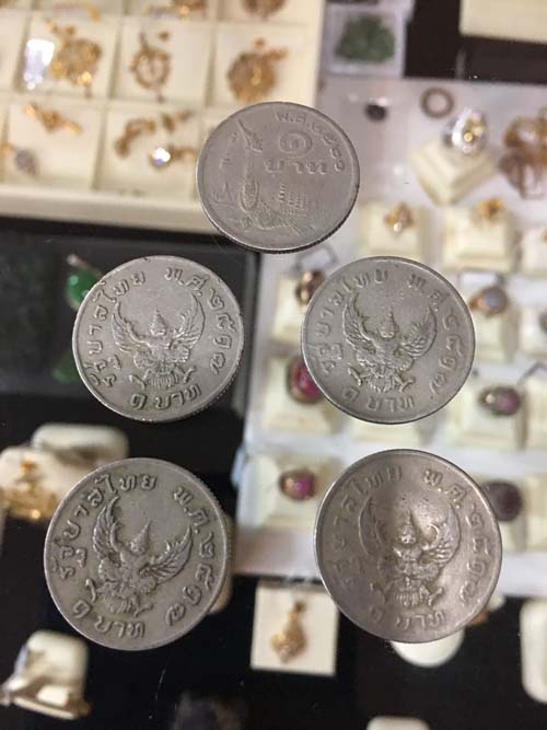 เหรียญกษาปณ์หายาก เหรียญ 1 บาท พ.ศ. 2517 รัชกาลที่ 9 จำนวน 4เหรียญ เหรียญ 1 บาท เรืองหงส์ พ.ศ.2520