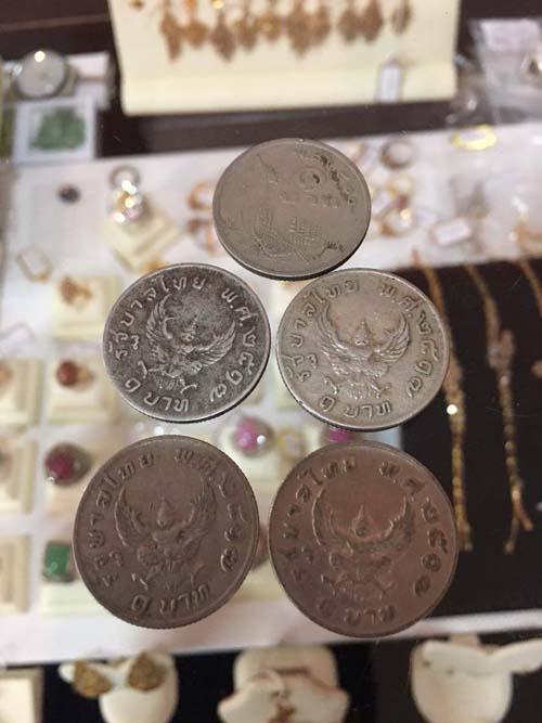 เหรียญกษาปณ์หายาก เหรียญ 1 บาท พ.ศ. 2517 รัชกาลที่ 9 จำนวน 4เหรียญ เหรียญ 1 บาท เรืองหงส์ พ.ศ.2520 จ