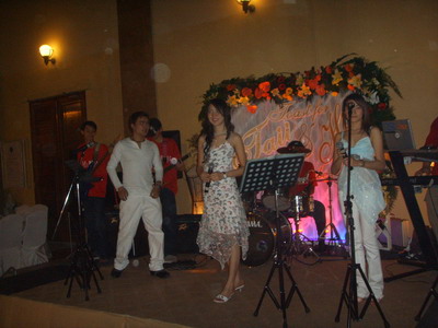 งานแต่งคนญี่ปุ่นกับคนไทยที่รร หรูแถวสยามแสคร์ เราเล่นริมสระน้ำครับ 2