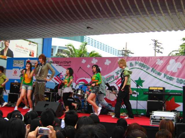 งาน J Trend ส่งท้ายปีใหม่ MINI CONCERT จากเกาหลี หน้า MBK 9