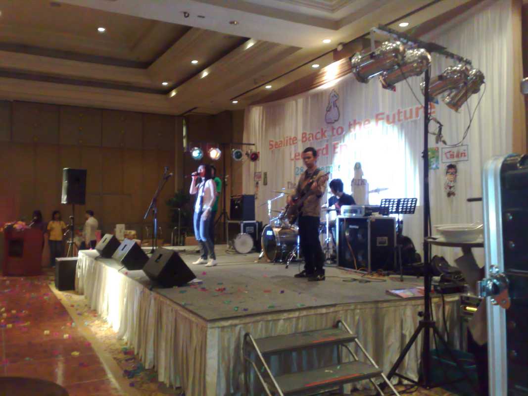LIVE BAND แสงสีเสียง รร IMPERIAL QUEN PARK SUKHUMVIT 22