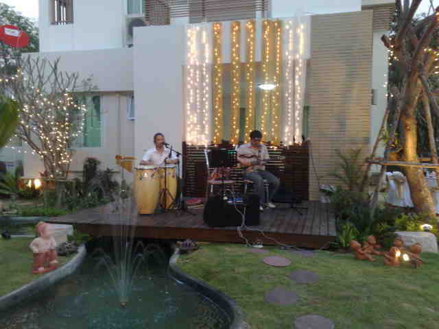 งานขึ้นบ้านใหม่ของท่านรองผู้ว่าพร้อมกันสี่หลัง กับวง Trio ACOUSTIC 4