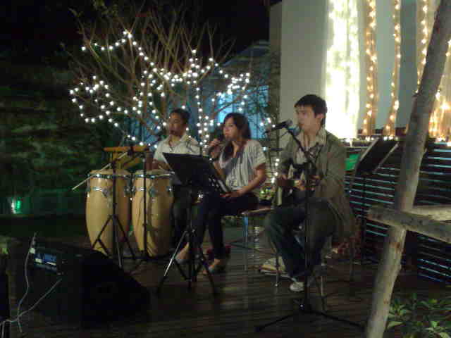 งานขึ้นบ้านใหม่ของท่านรองผู้ว่าพร้อมกันสี่หลัง กับวง Trio ACOUSTIC 6
