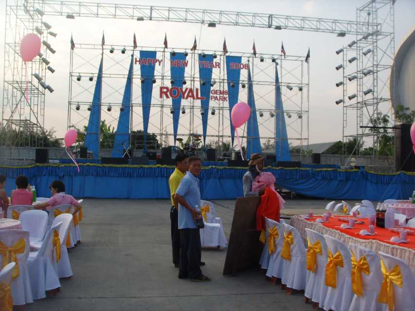 เช่าเครื่องเสียง วงดนตรี สังสรรค์ปีใหม่ แสงสีเสียง เวที Dancer - บริษัท ROYAL GEMS PARK 1