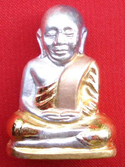 หลวงพ่อเงิน วัดบางคลาน รุ่นเงินมีมา เนื้ออัลปาก้าชุบสามกษัตริย์ ปี 2546 No.๑๑