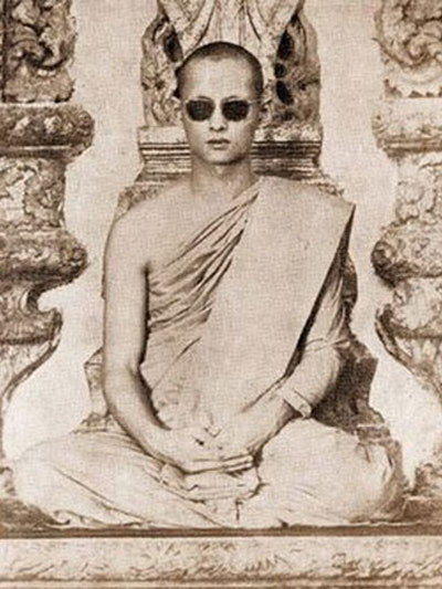 ล็อกเกตในหลวงทรงผนวช *วัดบวรนิเวศวิหาร* ฉากหลังสีแดง ปี2508 2