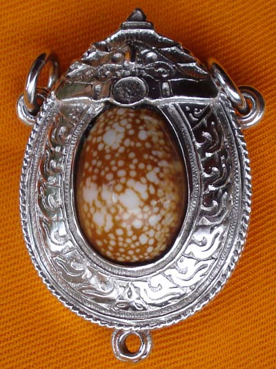 เบี้ยแก้หลวงปู่เจือ วัดกลางบางแก้ว หุ้มเงินแกะลวดลายตัวใหญ่ ปรอทเต็ม 1 บาท  สุดสวย