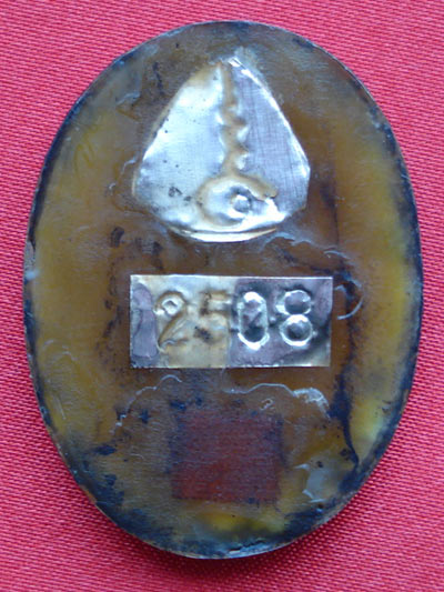 ล็อกเกตในหลวงทรงผนวช *สุดยอด พระเครื่อง วัดบวรนิเวศวิหาร* ฉากหลังสีแดง ปี2508 1