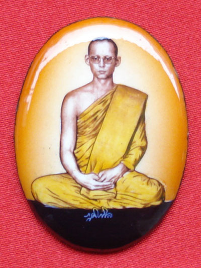 ล็อกเกตรูปใข่ในหลวงทรงผนวช *สุดยอด พระเครื่อง วัดบวรนิเวศวิหาร* ฉากหลังสีแสด  ปี 2508