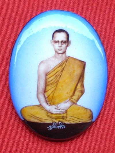 ล็อกเกตรูปใข่ในหลวงทรงผนวช *สุดยอด พระเครื่อง วัดบวรนิเวศวิหาร* ฉากหลังสีฟ้า ปี 2508