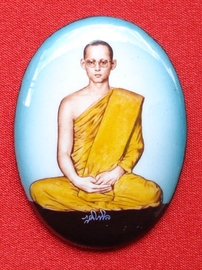 ล็อกเกตรูปใข่ในหลวงทรงผนวช *สุดยอด พระเครื่อง วัดบวรนิเวศวิหาร* ฉากหลังสีเขียว ปี 2508