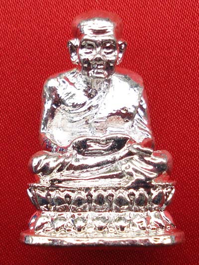 พระเครื่อง หลวงพ่อทวด  เนื้อนิเกิ้ล เงาแวววาวสวยมาก อธิษฐานจิตโดยหลวงพ่อแดง วัดไร่ ปี 2550