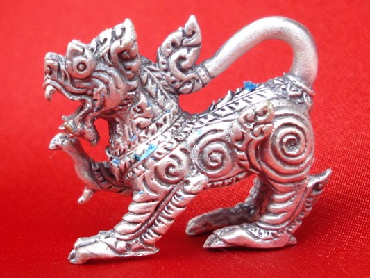 สิงห์ รุ่นมั่งมีศรีสุข เนื้อซาติน พิมพ์ใหญ่ หนึ่งในชุด พระเครื่อง หลวงปู่หงษ์ วัดเพชรบุรี ปี 2548 1