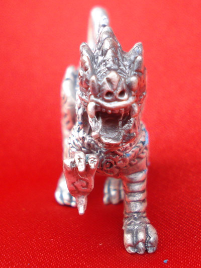 สิงห์ รุ่นมั่งมีศรีสุข เนื้อซาติน พิมพ์ใหญ่ หนึ่งในชุด พระเครื่อง หลวงปู่หงษ์ วัดเพชรบุรี ปี 2548 2