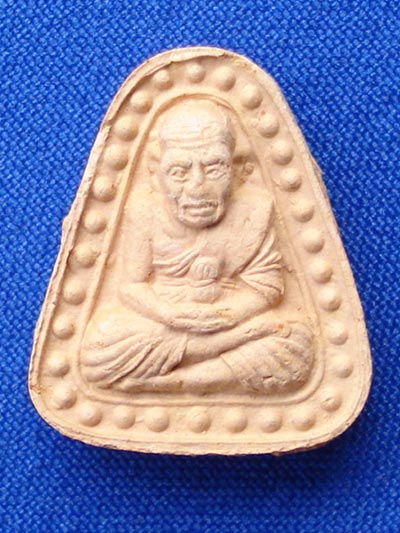 พระเครื่อง หลวงพ่อทวด พิมพ์จอบเล็กเนื้อดินเผา วัดห้วยมงคล(ครบรอบ 1 ปี) ปี 2548