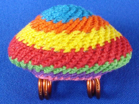 เบี้ยแก้ หลวงปู่เจือ วัดกลางบางแก้ว ถักเชือกลายสีรุ้ง แบบ 2 หู มาตรฐาน บูชาจากวัดโดยตรง