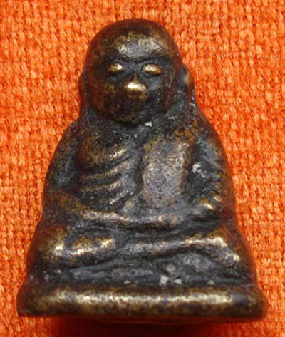 หลวงพ่อเงิน บางคลาน รุ่นปืนแตก พิมพ์นิยม  ปี 2528 รุ่นนี้นิยมมากครับ