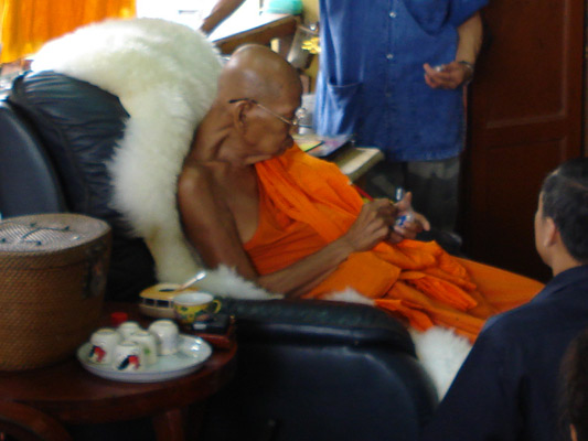 เบี้ยแก้ หลวงปู่เจือ วัดกลางบางแก้ว แบบเปลีอย มีจารจากหลวงปู่ครบสูตร ทั้งด้านบนและด้านล่าง 4