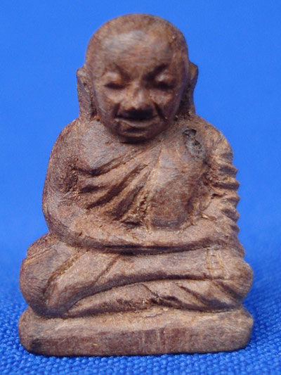 หลวงพ่อเงิน บางคลาน แกะจากเนื้อไม้ละมุด หน้ากุฏิท่านเป็นที่สำหรับอาบน้ำมนต์ สวยและหายากมากครับ